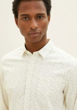 Tom Tailor Mit Allover-Print  - Overhemd - Beige Minimal Wording Design -Syntia Delaney 1f047cffcd334cfea484036c5dccc90a