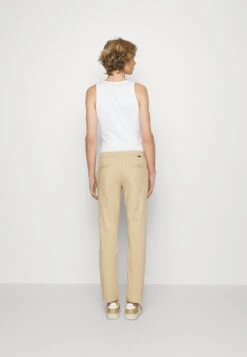 Tom Tailor Trousers - Chino - Beach Sand 10 Tom Tailor Trousers - Chino - Beach Sand -Syntia Delaney 551198779f584a46b58028fbd9e94f75