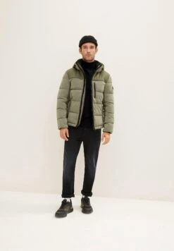 Tom Tailor Hybrid Repreve Our Ocean - Winterjas - Dusty Olive Green -Syntia Delaney 992538bd07b34a2dab597b7ddd3c89d5