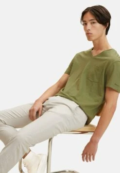 TOM TAILOR Denim Brusttascheâ - T-Shirt Basic - Felt Green -Syntia Delaney a4bd5af4dfe643ed9efa56b57390ee21