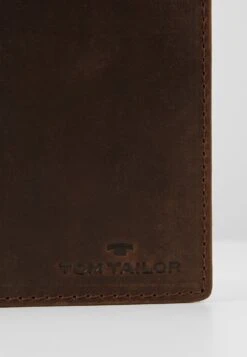 Tom Tailor Portemonnaie Ron - Portemonnee - Brown -Syntia Delaney a81217c6cf724b6f9519f4cc1fe76bf5