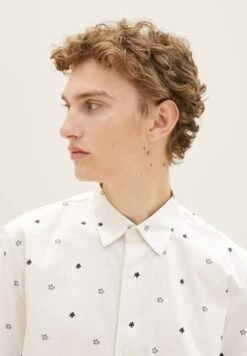 TOM TAILOR Denim Gemustertes- Overhemd - White Black Wildflower Print -Syntia Delaney e8c84f70872545de8bbd48c780a19ab7